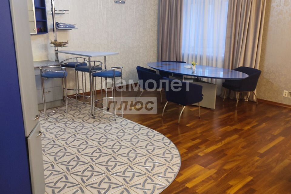 Продаётся 4-комнатная квартира, 100 м²
