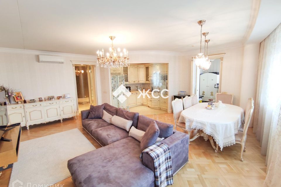 Продаётся 4-комнатная квартира, 142.5 м²