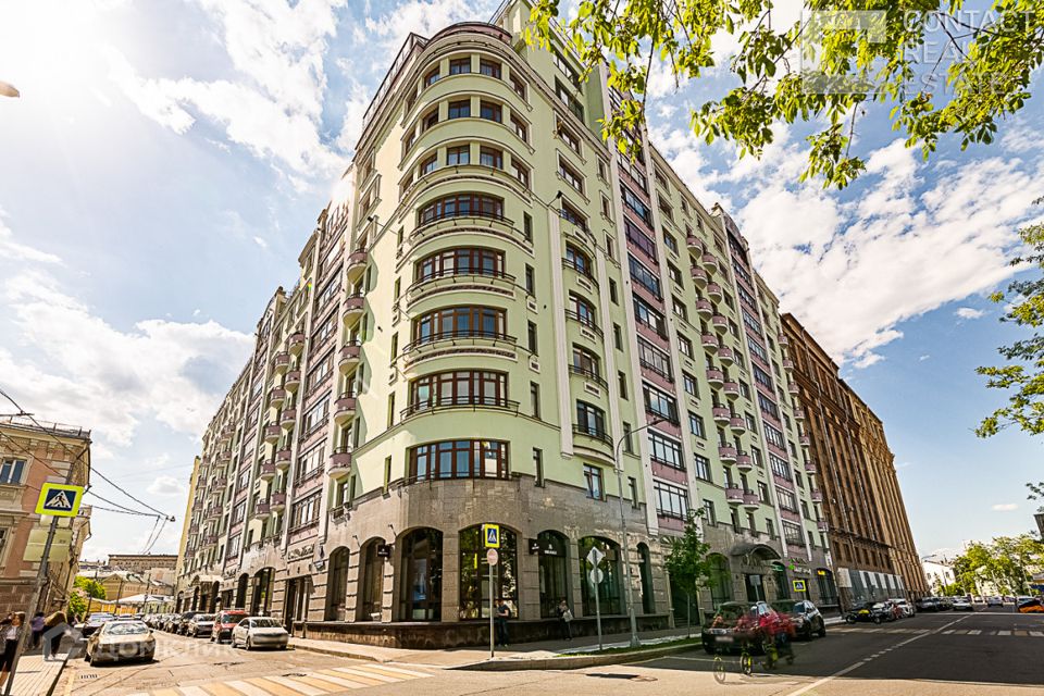 Продаётся 5-комнатная квартира, 300 м²