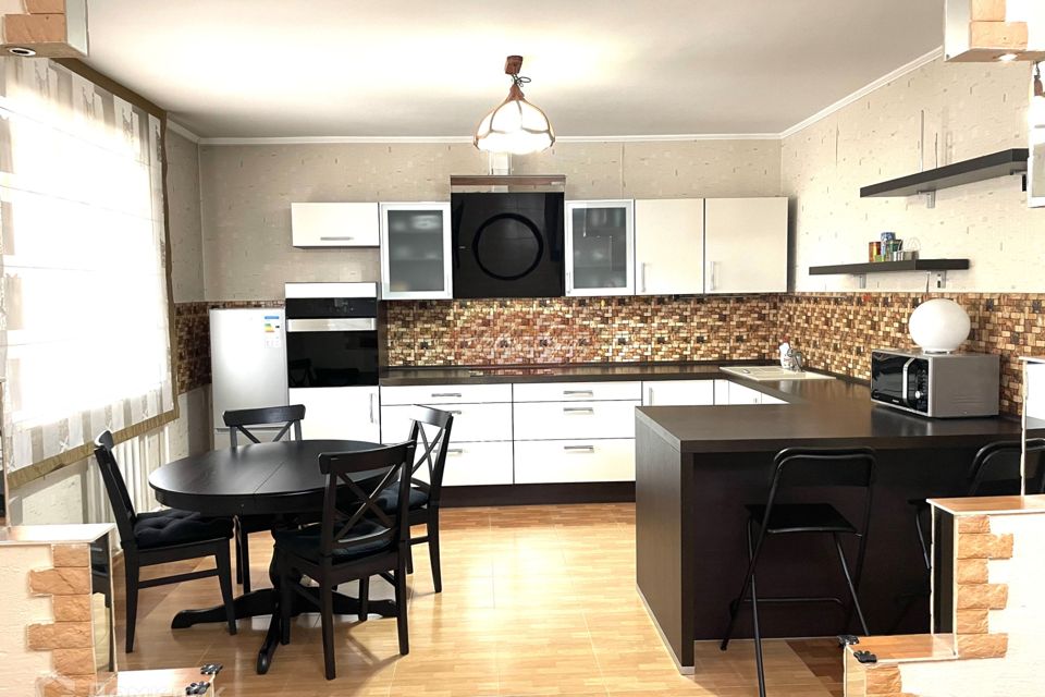 Продаётся 3-комнатная квартира, 114 м²