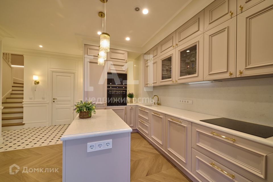 Продаётся 4-комнатная квартира, 135 м²