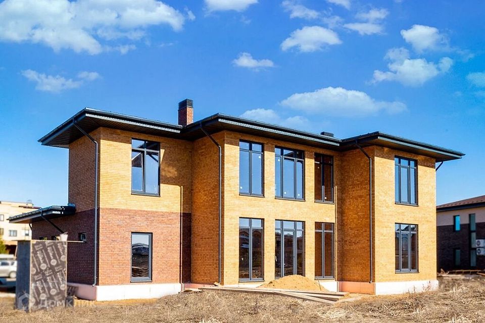 Продаётся 2-этажный дом, 214 м²