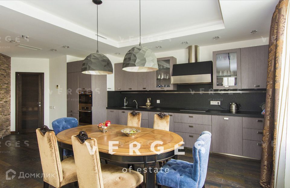 Продаётся 4-комнатная квартира, 224 м²