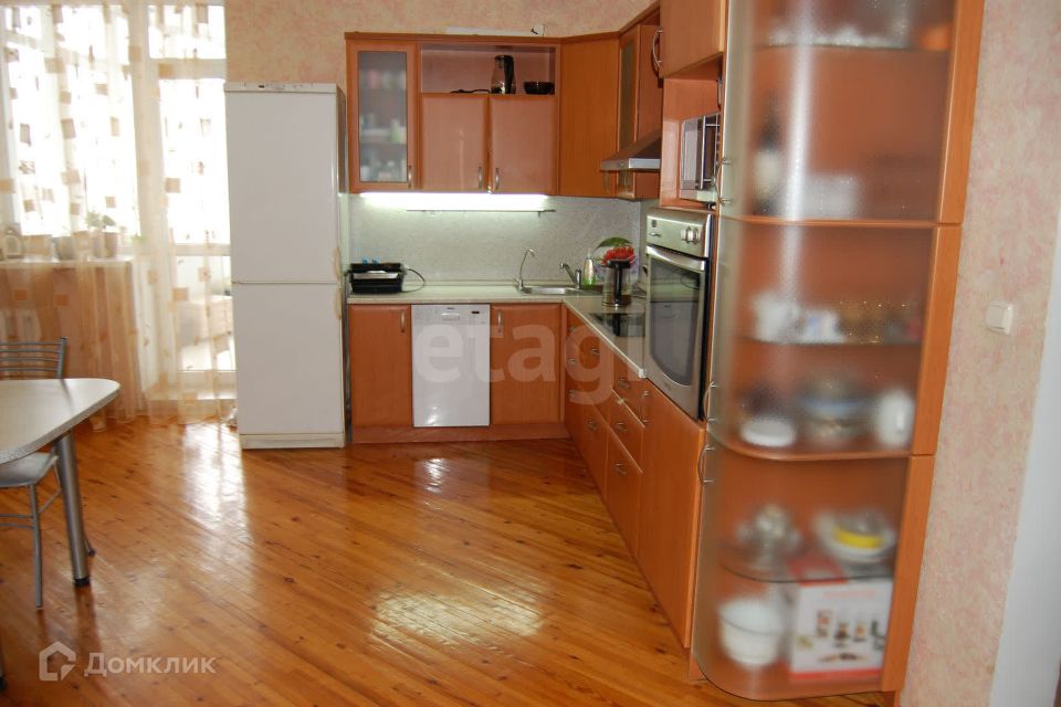 Продаётся 3-комнатная квартира, 165.8 м²