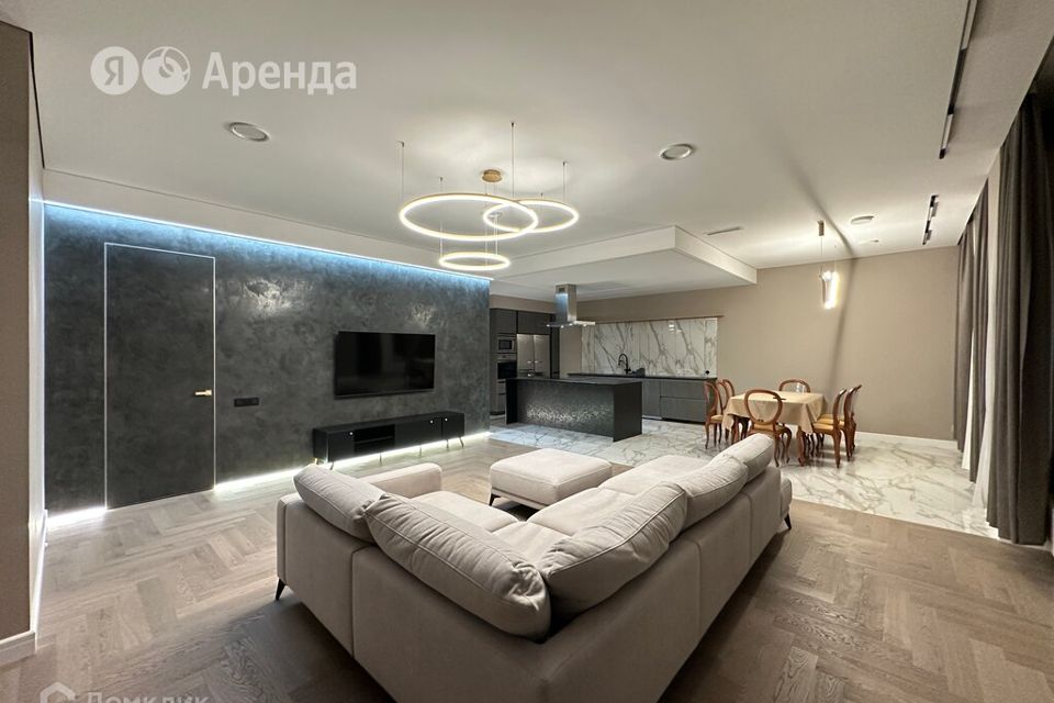 Сдаётся 5-комнатная квартира, 218 м²