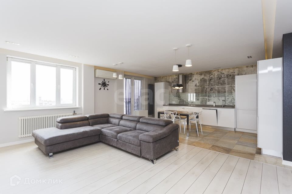 Продаётся 3-комнатная квартира, 131.6 м²