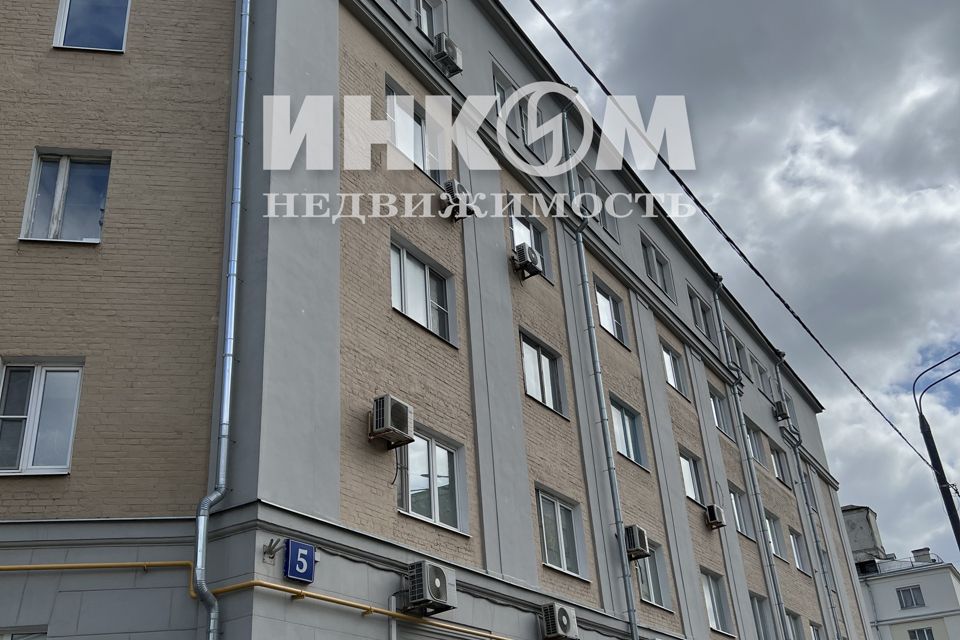 Продаётся 4-комнатная квартира, 138 м²