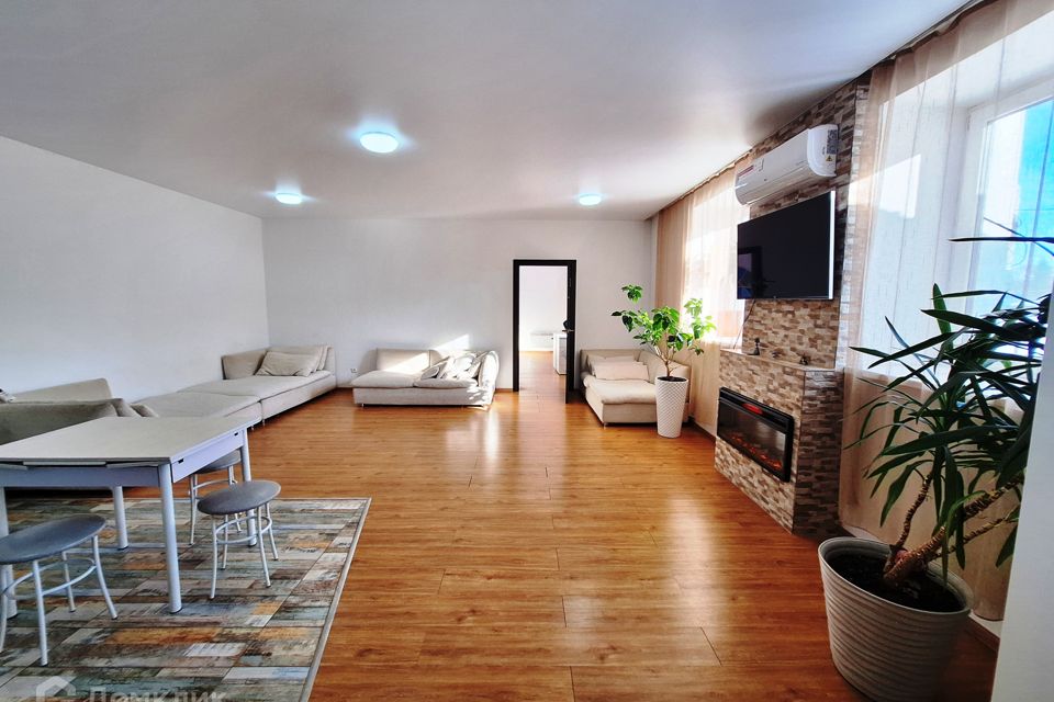 Продаётся 3-комнатная квартира, 127.4 м²