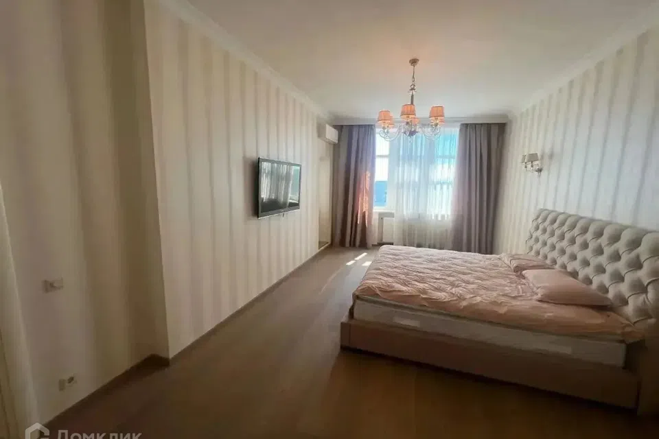 Продаётся 4-комнатная квартира, 205 м²