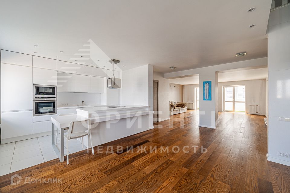 Продаётся 4-комнатная квартира, 230 м²
