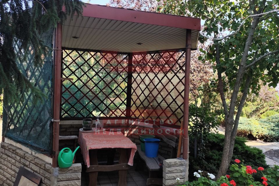 Продаётся 3-этажный дом, 300 м²