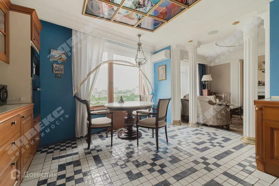 Продаётся 5-комнатная квартира, 235.9 м²