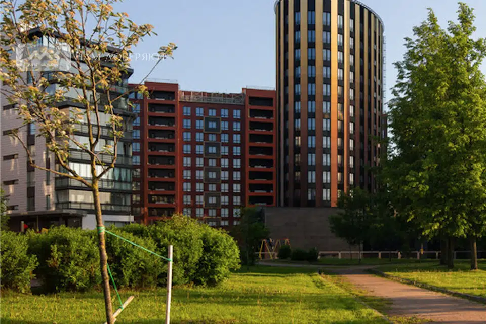 Продаётся 4-комнатная квартира, 207 м²
