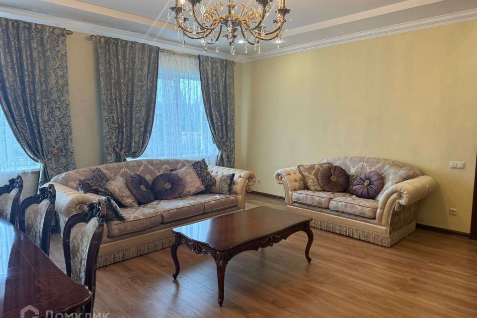 Продаётся 4-комнатная квартира, 171 м²