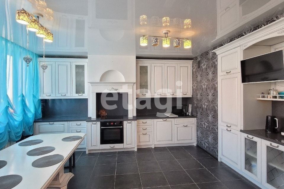 Продаётся 5-комнатная квартира, 184 м²