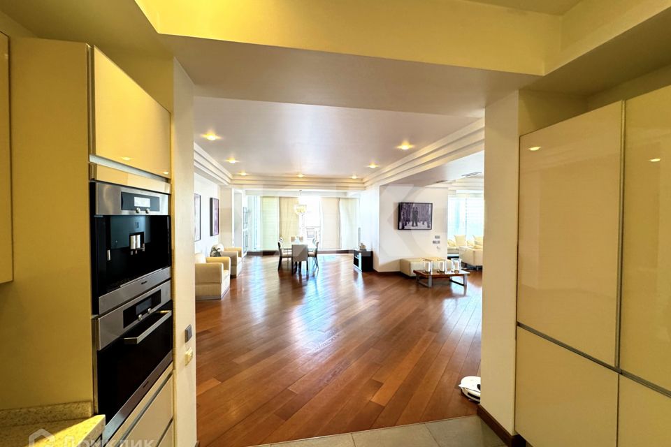 Продаётся 4-комнатная квартира, 580 м²