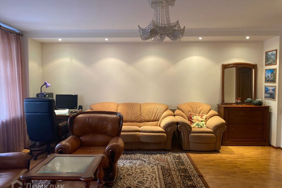 Продаётся 4-комнатная квартира, 145.7 м²