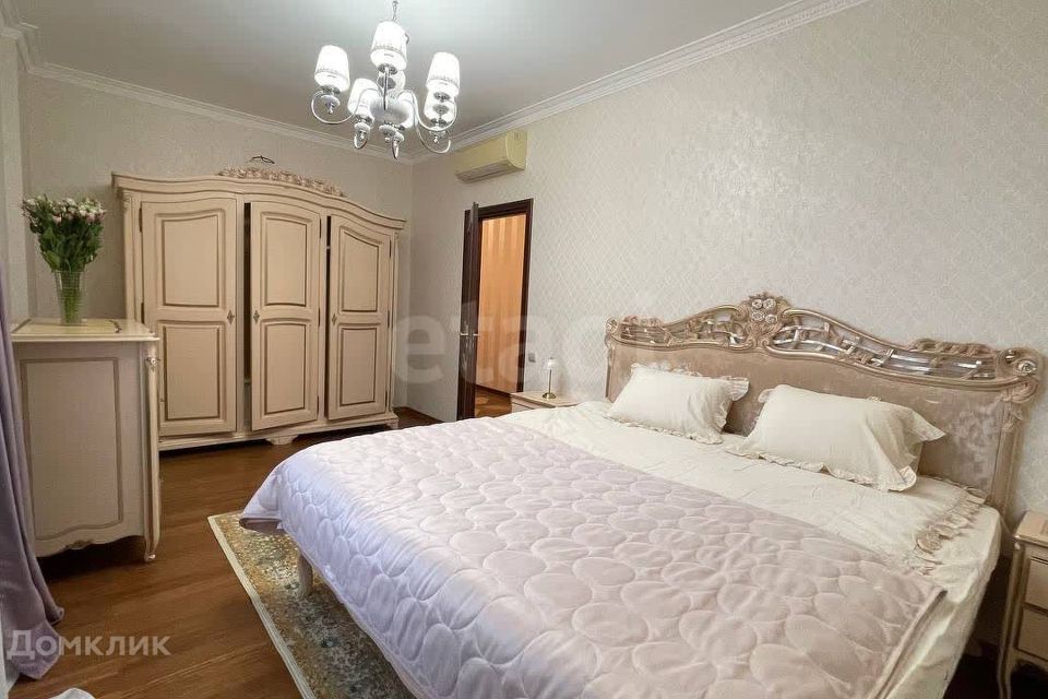 Сдаётся 4-комнатная квартира, 138 м²
