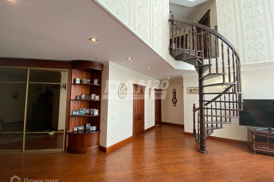 Продаётся 5-комнатная квартира, 204 м²