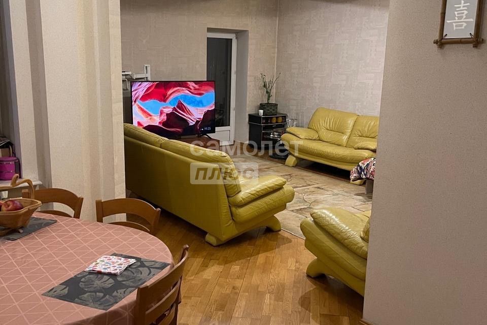 Продаётся 4-комнатная квартира, 142 м²