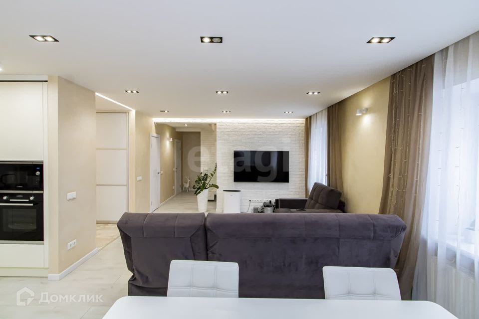 Продаётся 4-комнатная квартира, 143 м²