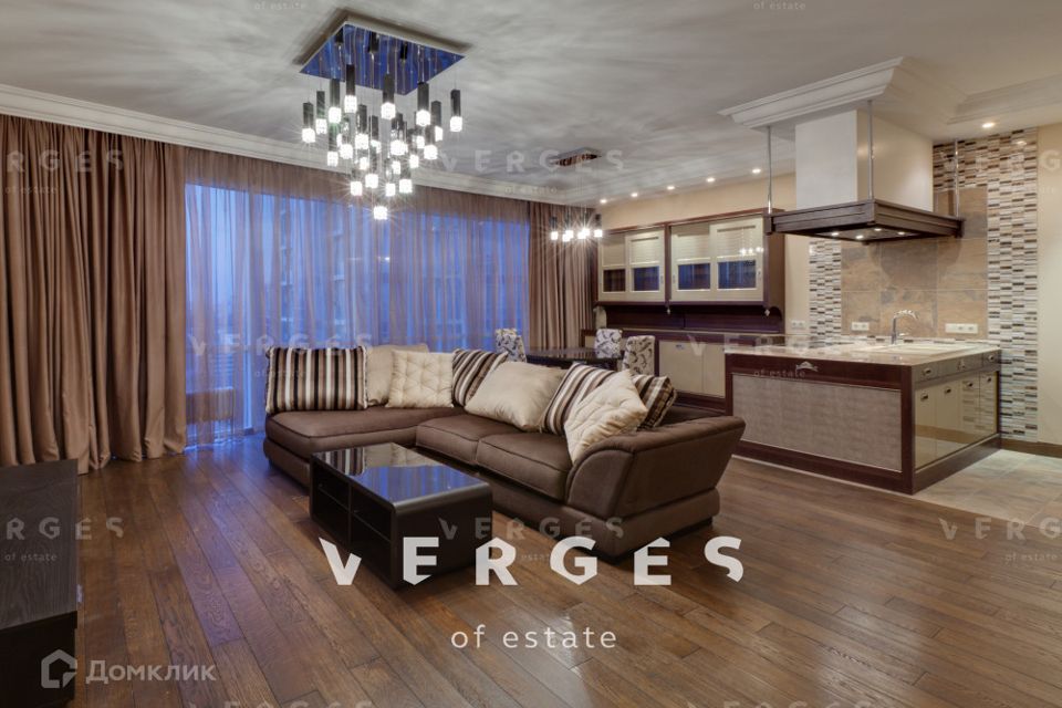 Продаётся 3-комнатная квартира, 140 м²