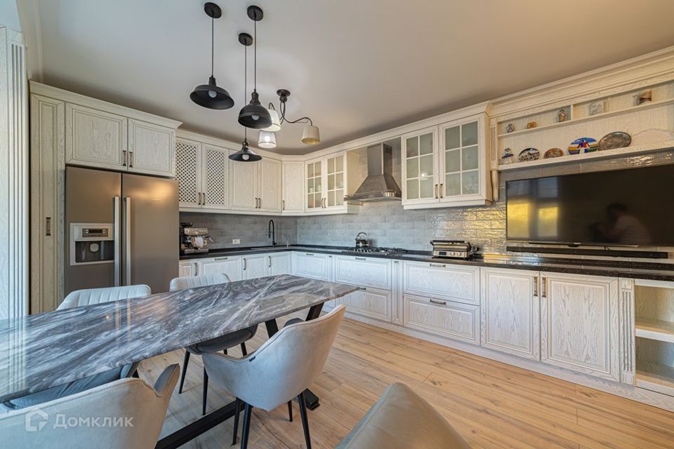 Продаётся 3-комнатная квартира, 157 м²