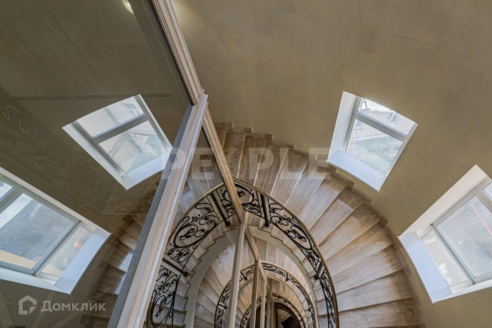 Продаётся 5-комнатная квартира, 246 м²