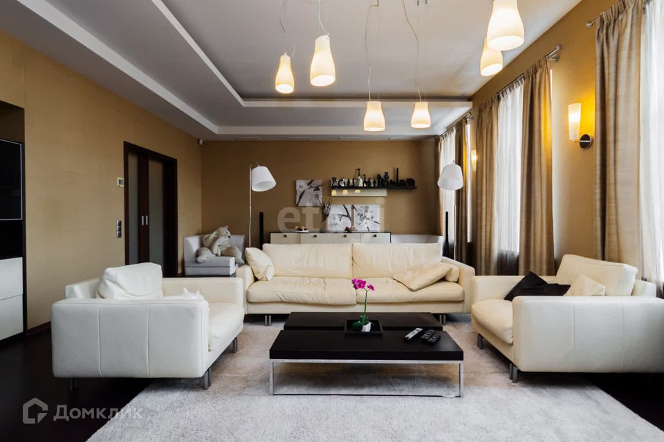 Продаётся 4-комнатная квартира, 172.8 м²