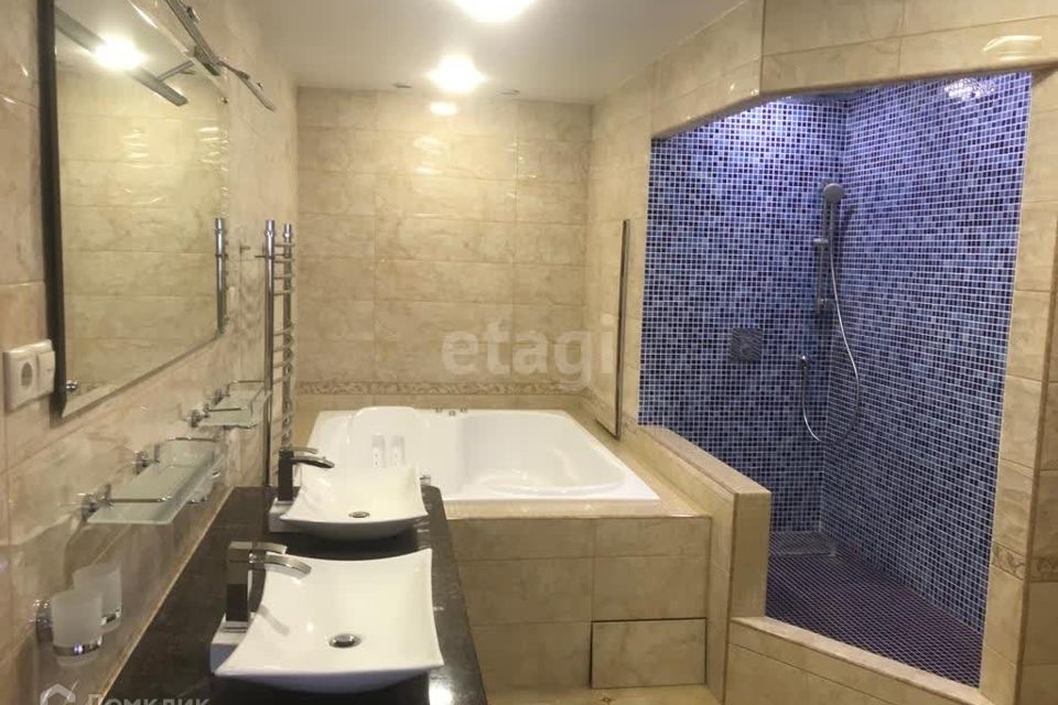 Сдаётся 5-комнатная квартира, 208.8 м²