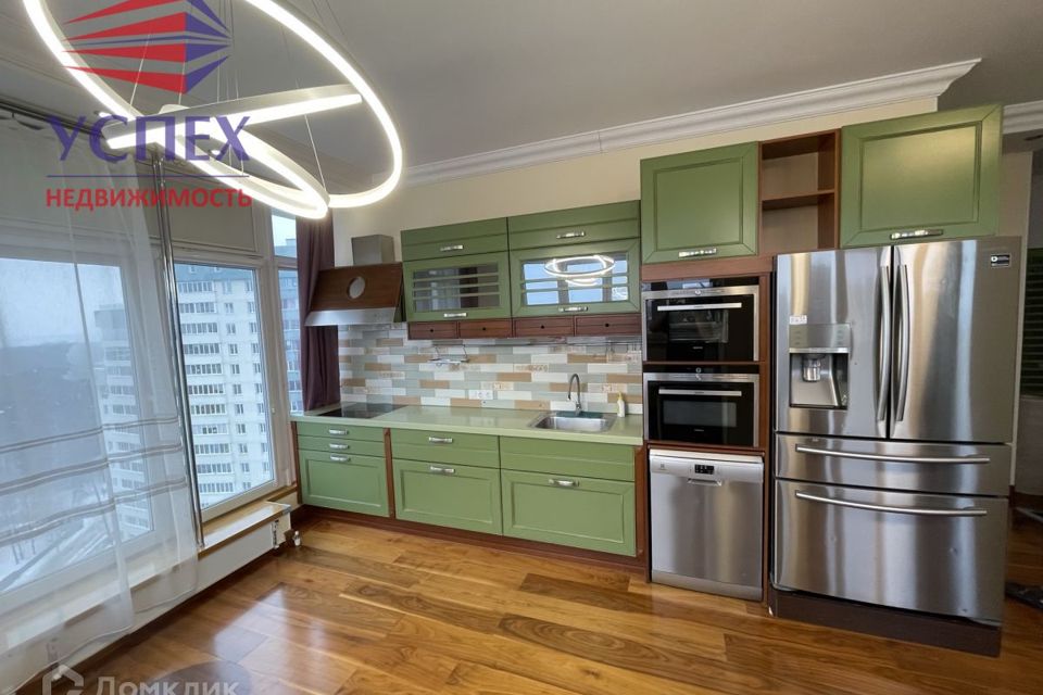 Продаётся 5-комнатная квартира, 213 м²