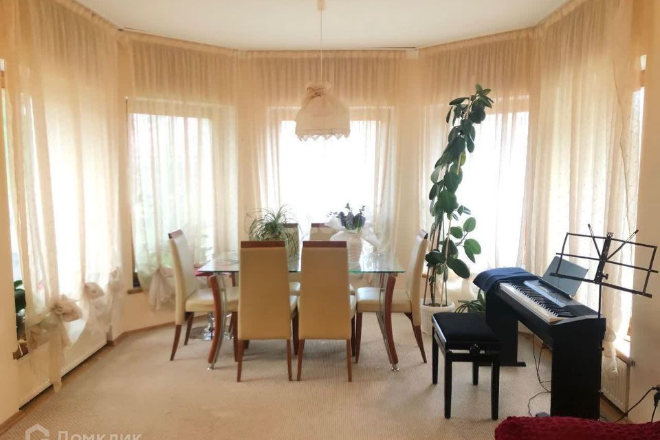Продаётся 3-комнатная квартира, 140 м²