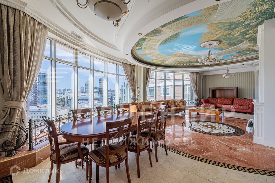Продаётся 6-комнатная квартира, 440 м²