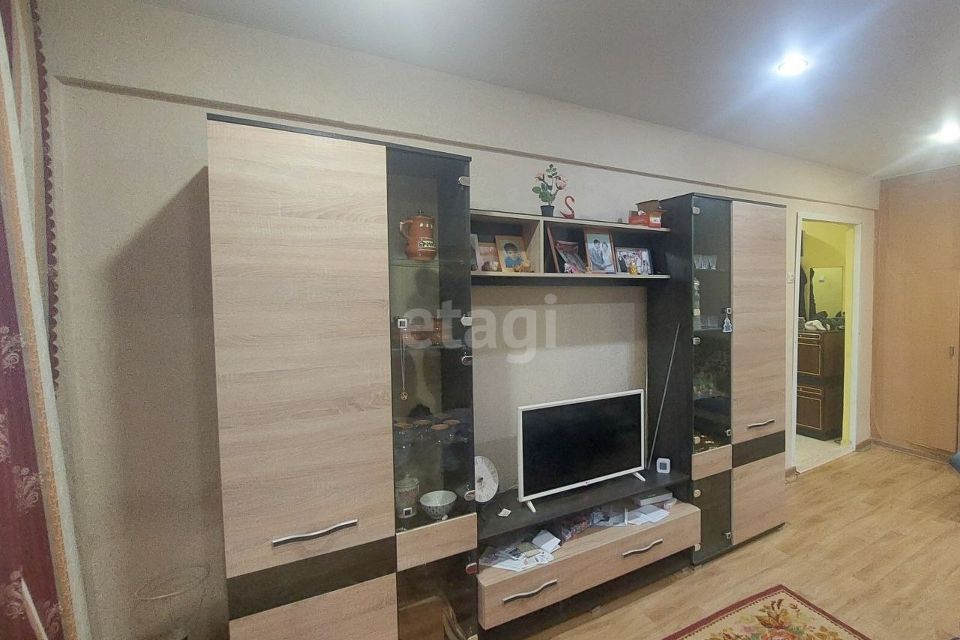 Продаётся 3-комнатная квартира, 48.4 м²
