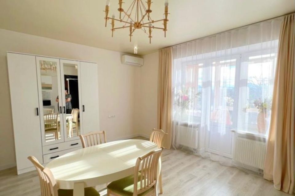 Продаётся 4-комнатная квартира, 220 м²