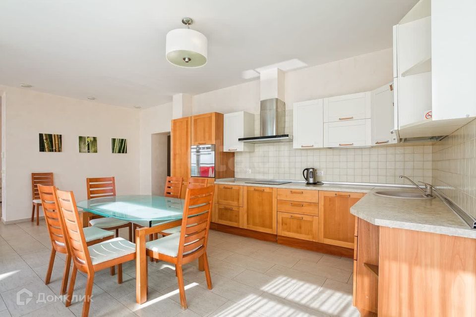 Продаётся 3-комнатная квартира, 198.8 м²