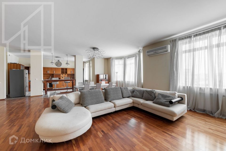 Сдаётся 4-комнатная квартира, 240 м²