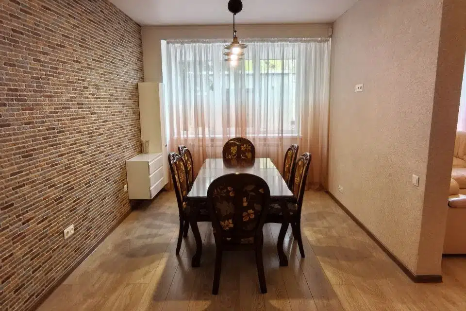 Продаётся 3-комнатная квартира, 138.3 м²