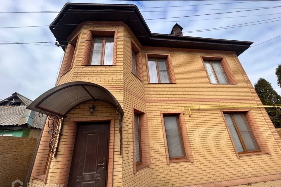 Сдаётся 2-этажный дом, 165 м²