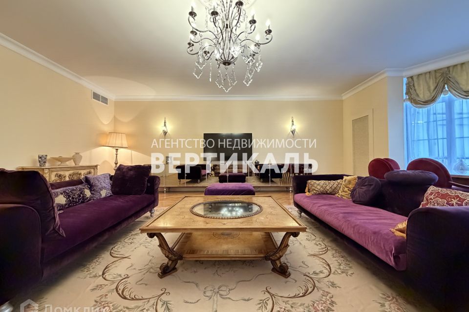 Сдаётся 4-комнатная квартира, 225 м²