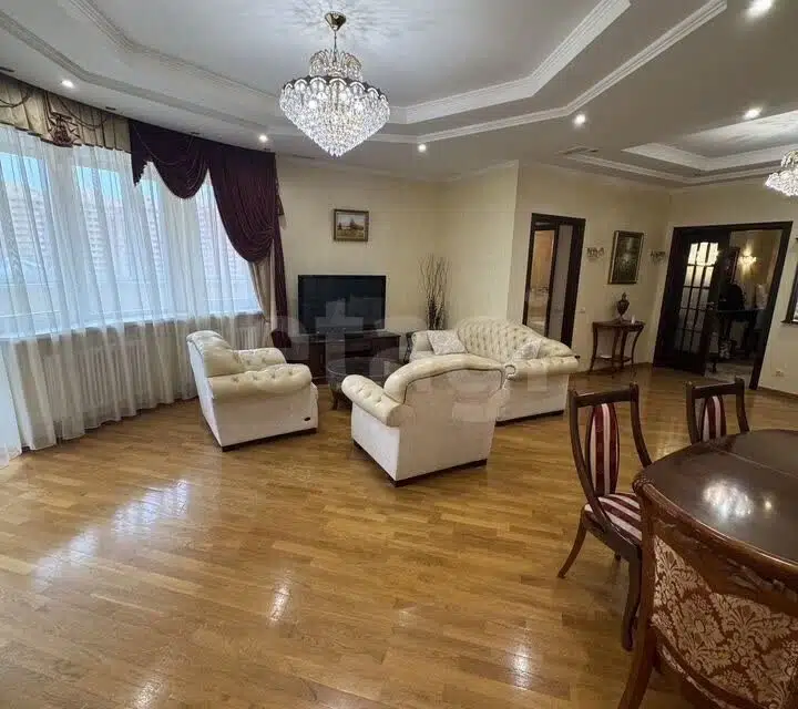 Продаётся 3-комнатная квартира, 136 м²