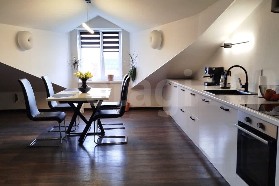 Продаётся 5-комнатная квартира, 234.8 м²