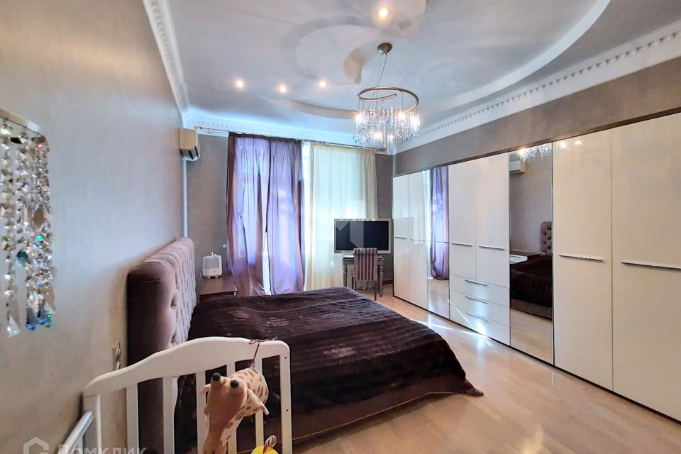 Сдаётся 4-комнатная квартира, 196 м²