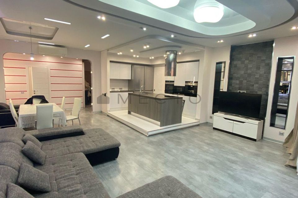 Продаётся 3-комнатная квартира, 156 м²