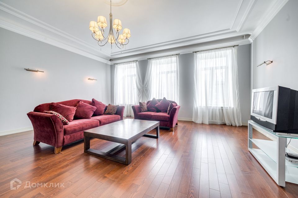 Продаётся 3-комнатная квартира, 156 м²