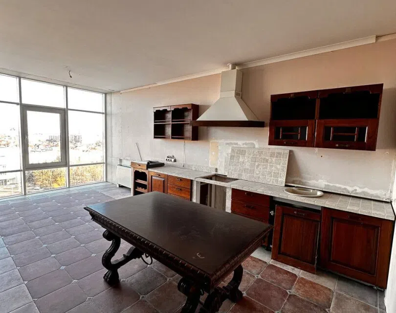 Продаётся 5-комнатная квартира, 194 м²