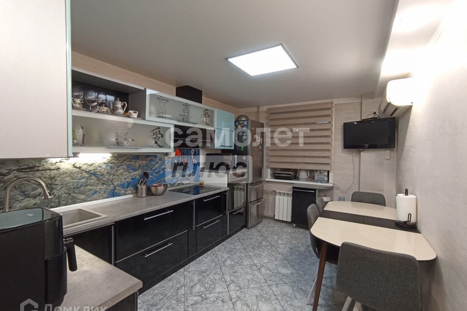 Продаётся 4-комнатная квартира, 148.6 м²