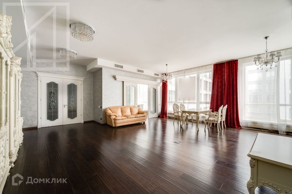 Сдаётся 4-комнатная квартира, 215 м²