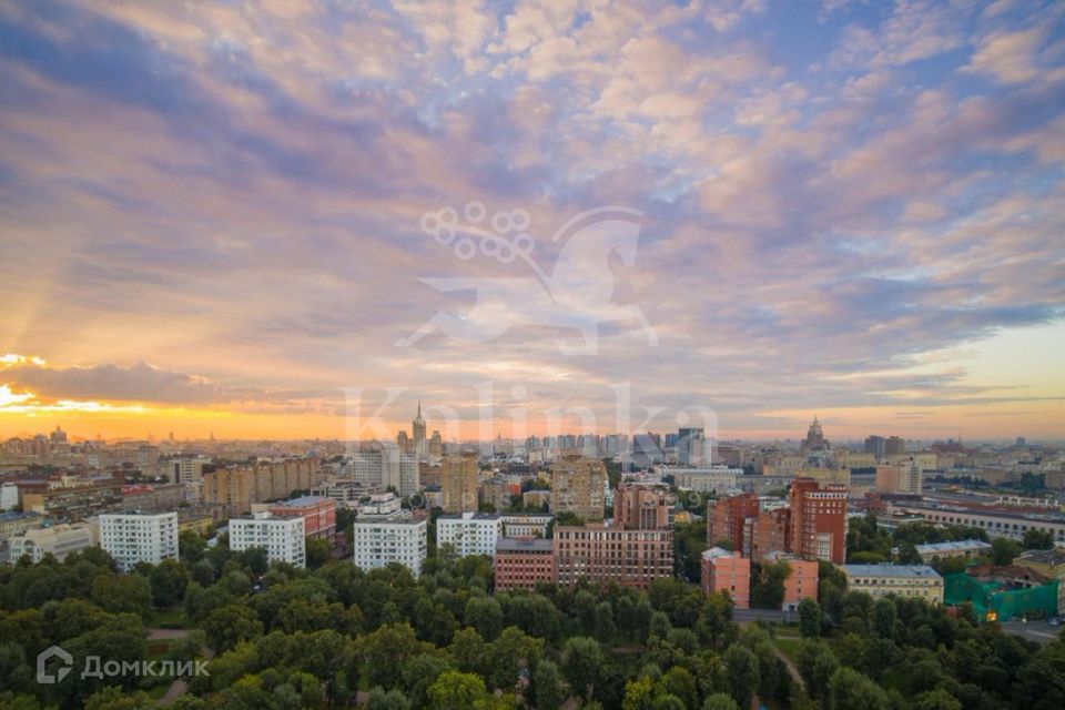 Продаётся 5-комнатная квартира, 290 м²