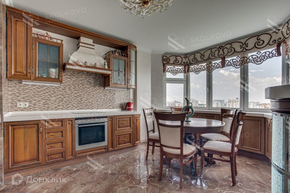 Сдаётся 4-комнатная квартира, 130 м²